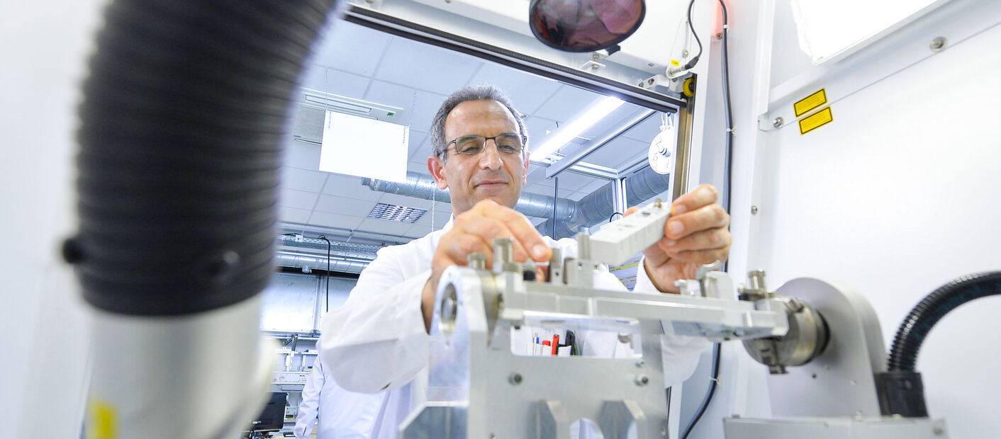[Translate to Spain: Spanish [es_ES]:] Mitarbeiter in der Murrelektronik Produktion